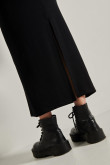 Falda negra larga con cintura ancha y abertura posterior