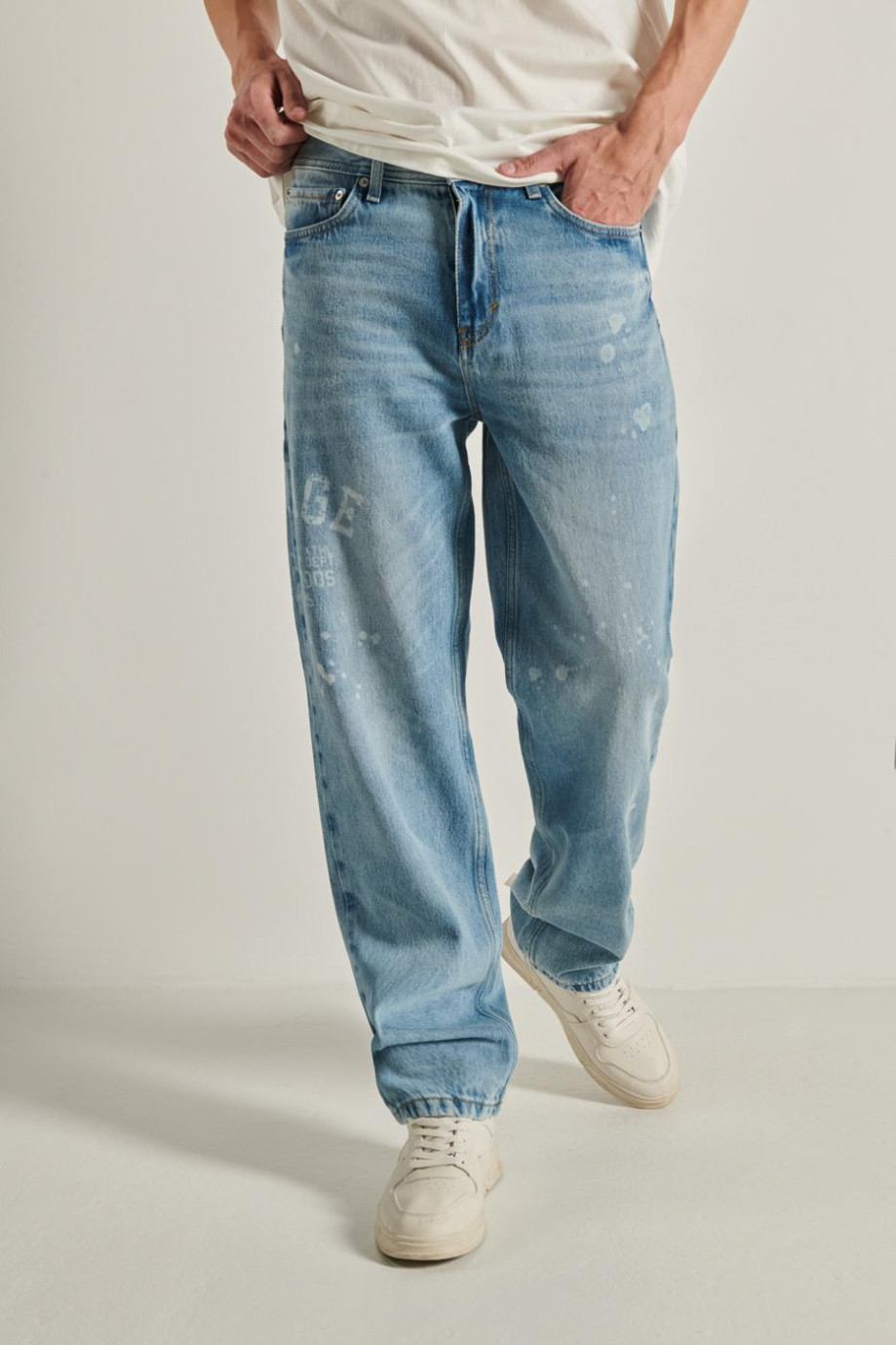 Jean 90´S vintage tiro medio azul con bota ancha y diseños