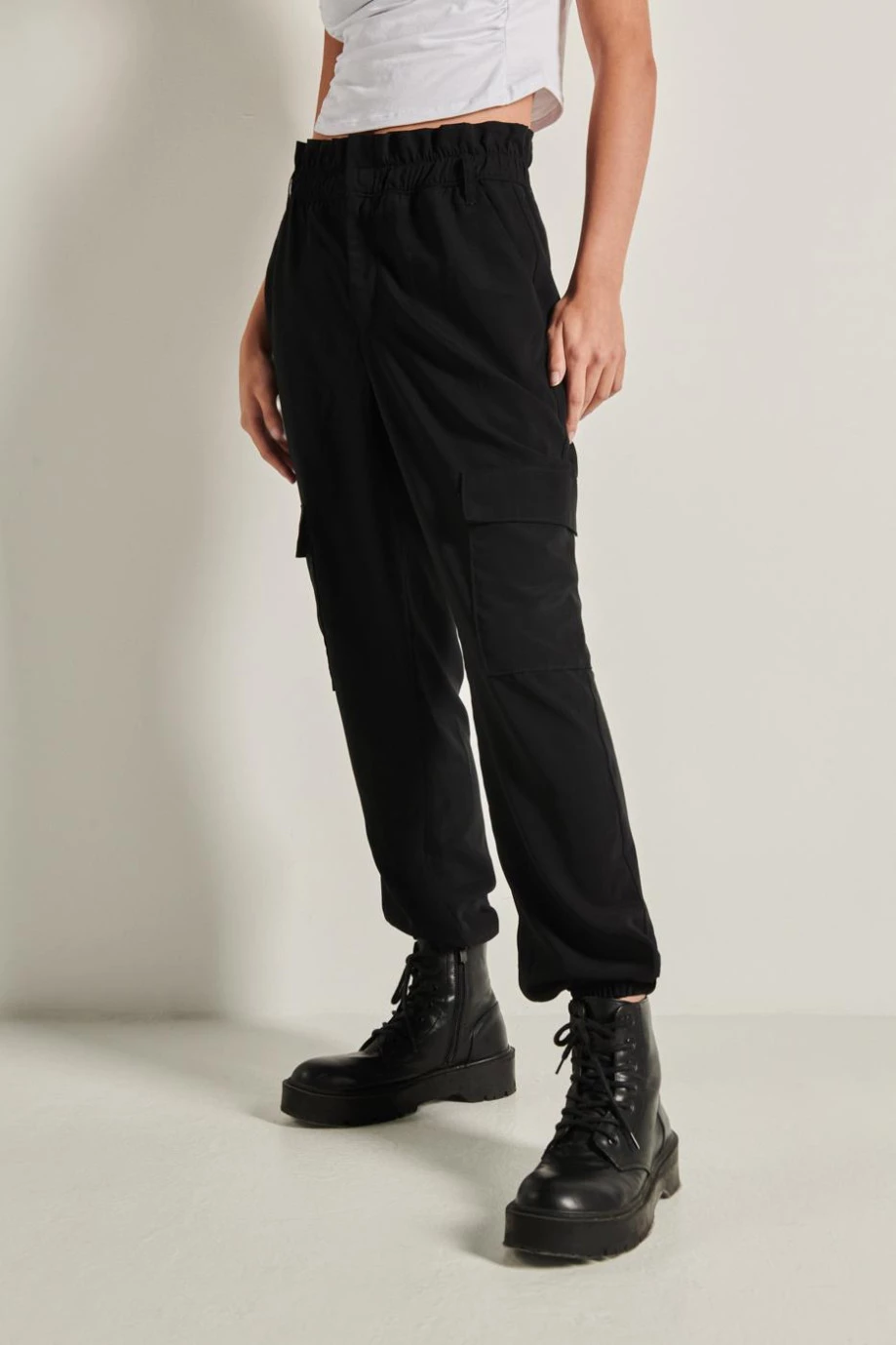 Pantalón negro paper bag cargo con cintura elástica y bolsillos laterales