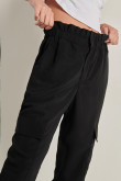 Pantalón negro cargo con cintura elástica y bolsillos