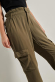 Pantalón cargo verde oscuro tipo paperbag con bolsillos laterales