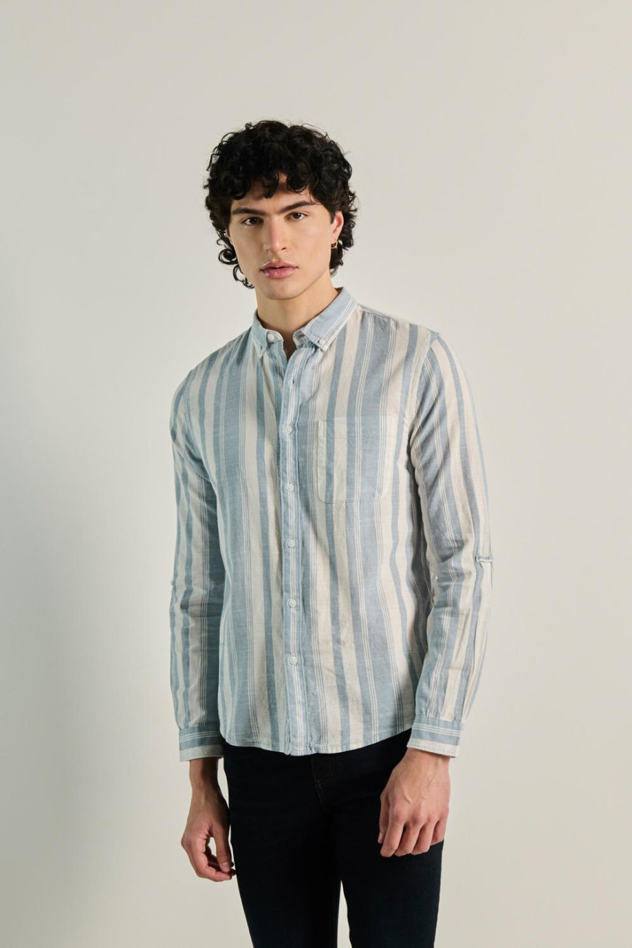 Camisa manga larga unicolor a rayas con bordado minimalista decorativo