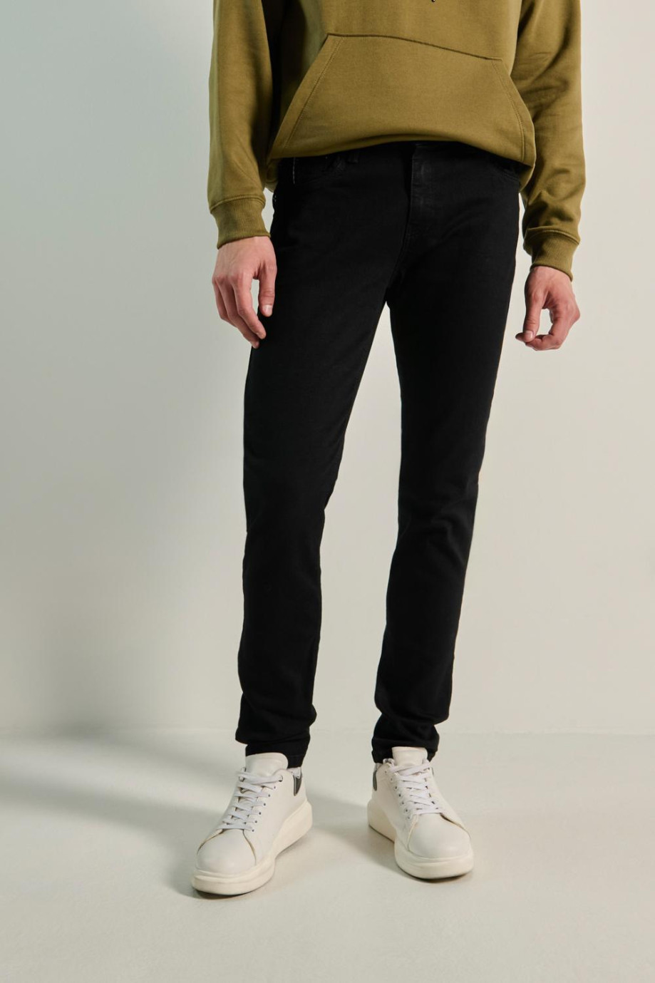 Jean skinny negro con tiro bajo, bolsillos y bota ajustada