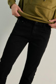 Jean skinny negro con tiro bajo, bolsillos y bota ajustada