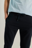 Pantalón jogger azul con bolsillos laterales y botas en rib