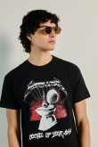 Camiseta negra cuello redondo con diseño de Metallica
