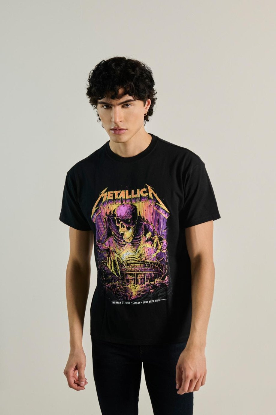 Camiseta negra con arte de Metallica y manga corta