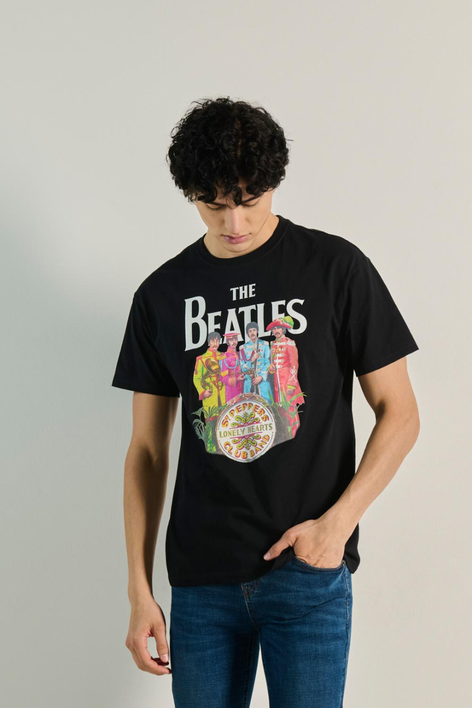 Camiseta negra oversize manga corta con arte de The Beatles