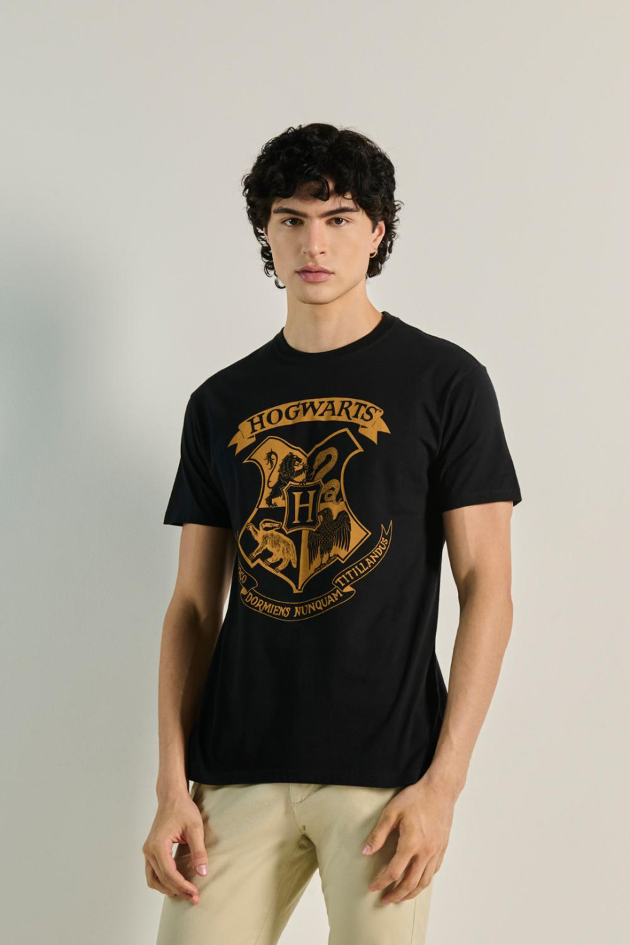 Camiseta negra con manga corta y diseño de Hogwarts