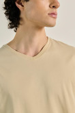 Camiseta cuello V unicolor en algodón y manga corta