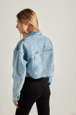 Chaqueta cropped azul clara oversize de jean con bolsillos de parche