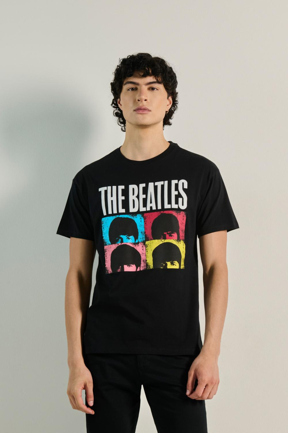 Camiseta oversize negra con diseño colorido de The Beatles