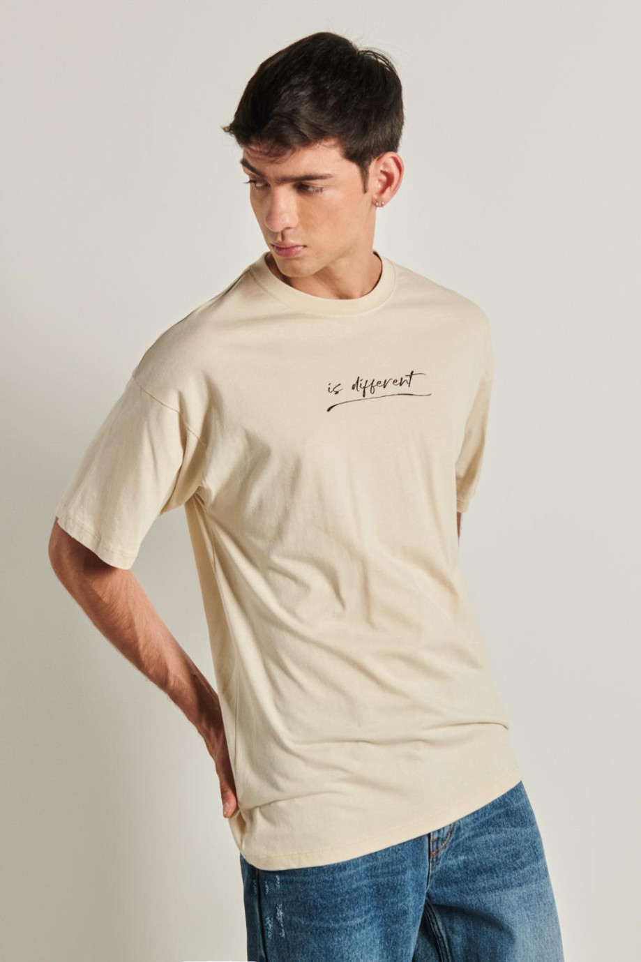 Camiseta oversize kaki clara con cuello redondo y estampados