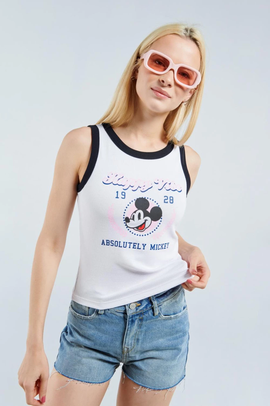 Camiseta manga sisa blanca con diseño de Mickey en frente