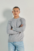 Suéter gris claro ajustado con cuello redondo y texturas