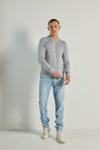 Suéter gris claro ajustado con cuello redondo y texturas
