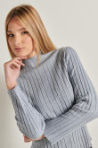 Suéter gris claro con diseños de rayas y cuello alto