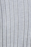 Suéter gris claro con diseños de rayas y cuello alto