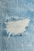 Bermuda de jean azul clara con rotos y tiro bajo