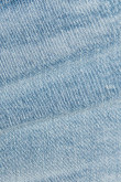 Short tiro medio en jean azul claro con rotos en frente