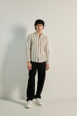 camisa-manga-larga-unicolor-a-rayas-con-bordado-minimalista-decorativo
