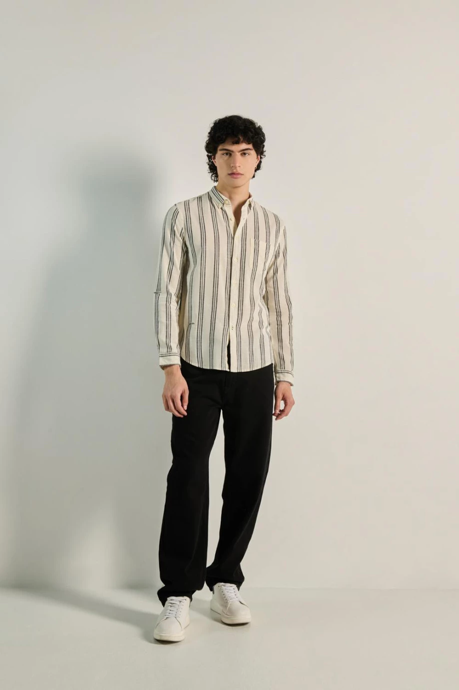 Camisa manga larga unicolor a rayas con bordado minimalista decorativo