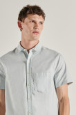 Camisa manga corta unicolor con bolsillo y botones en frente