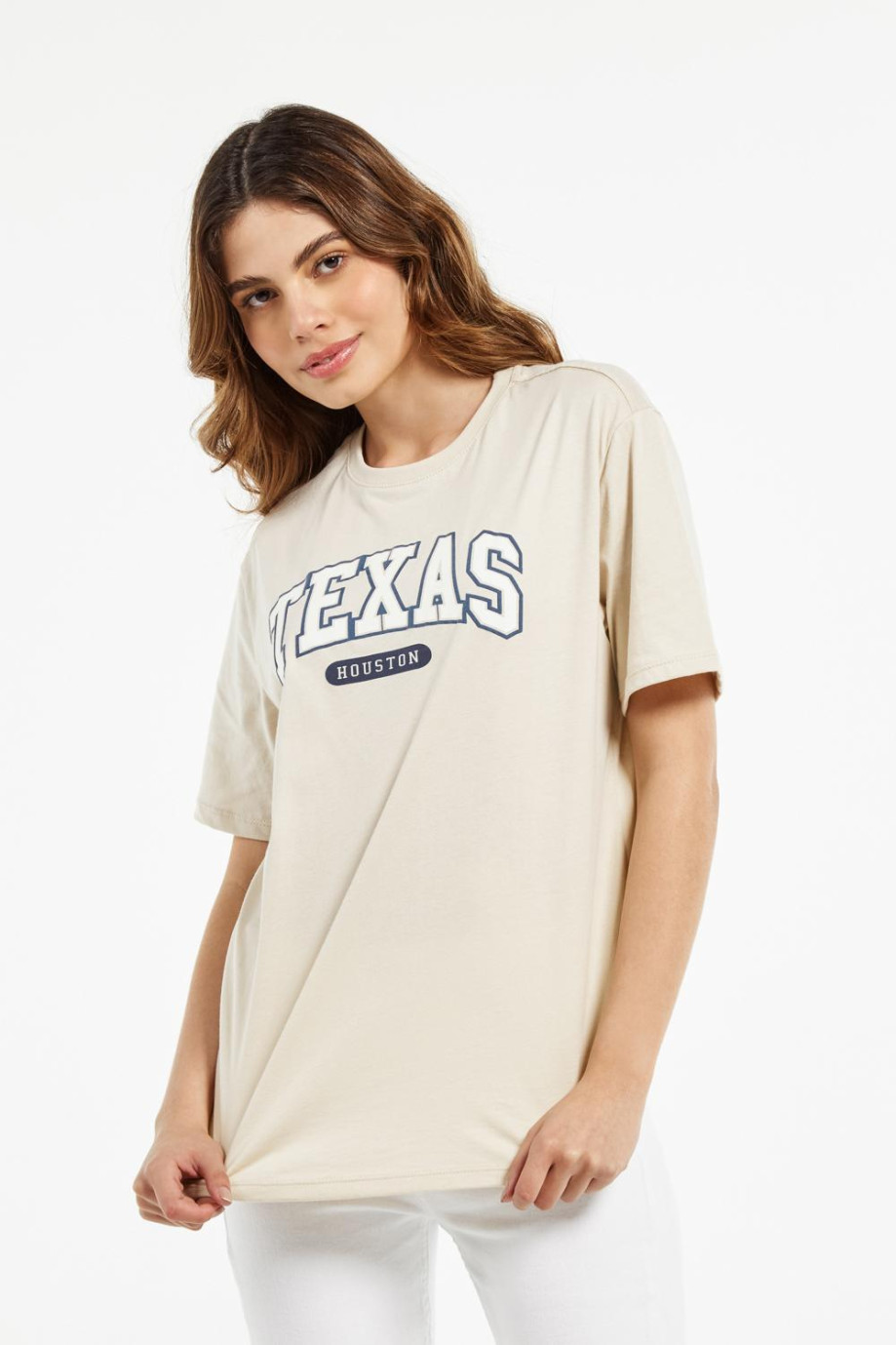 Camiseta kaki clara con texto college y manga corta