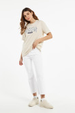 Camiseta kaki clara con texto college y manga corta