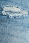 Bermuda slim en jean azul clara con rotos y tiro bajo