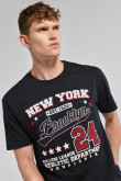 Camiseta azul con cuello redondo y texto college de New York