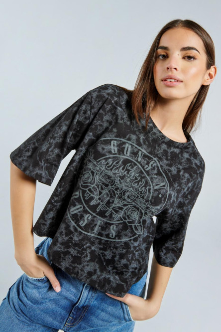 Camiseta crop top oversize negra tie dye con diseño de Guns N' Roses