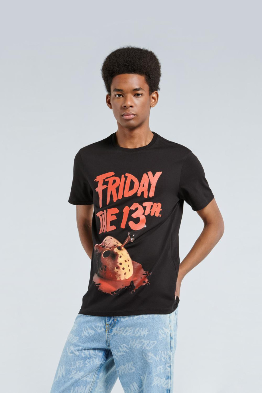 Camiseta manga corta negra con estampado de Viernes 13 en frente