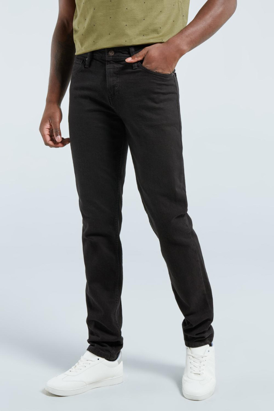 Jean negro slim con cremallera, botón y 5 bolsillos