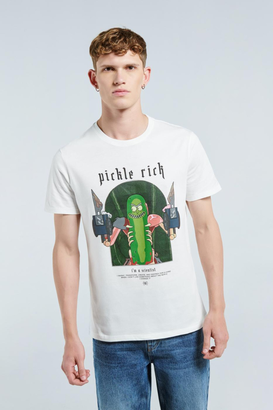 Camiseta crema clara con diseño de Rick and Morty y cuello redondo