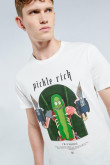 Camiseta crema clara con diseño de Rick and Morty y cuello redondo