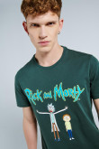 Camiseta verde oscura con cuello redondo y diseño de Rick and Morty