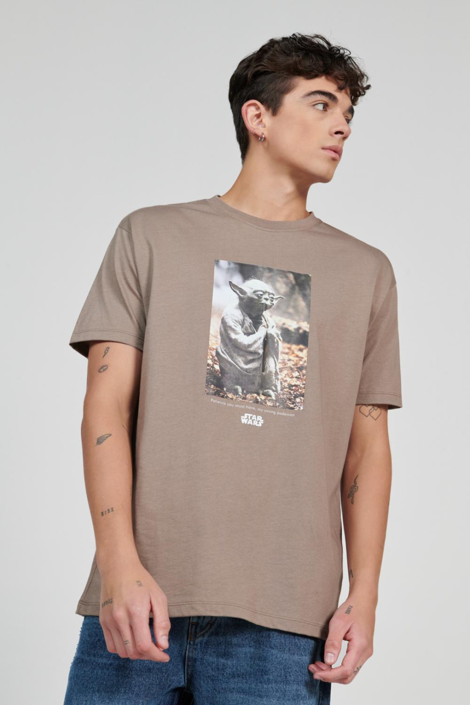 Camiseta kaki clara con manga corta y diseño de Star Wars