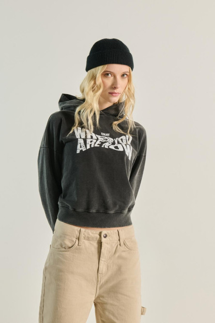 Buzo oversize negro con texto blanco y capota