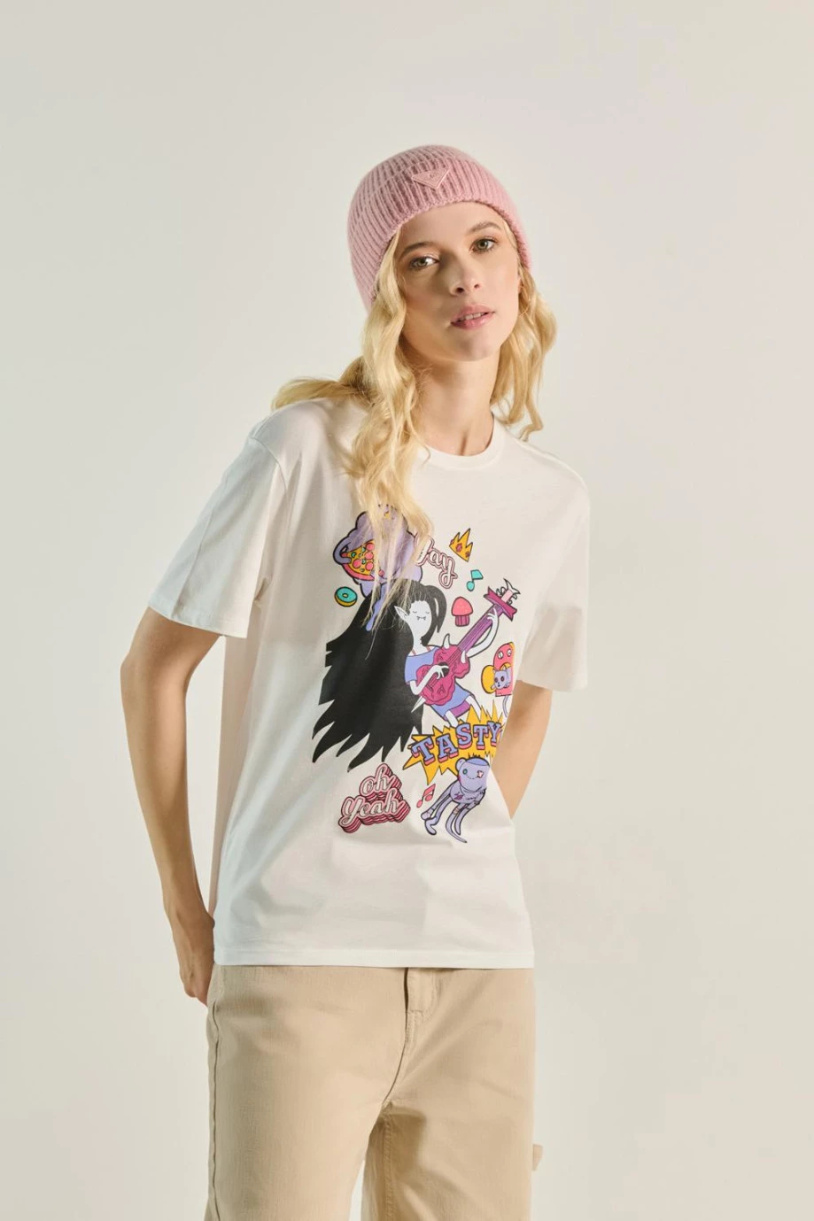 Camiseta femenina hombro rodado manga corta con estampado de Hora de Aventura.