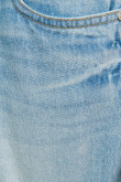 Short en jean tiro alto azul claro con doblez en bordes inferiores