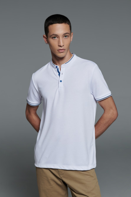 Camiseta polo unicolor con cuello nerú y puños tejidos