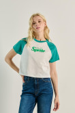 Camiseta crema con diseño de Sprite y manga ranglan verde