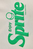 Camiseta crema con diseño de Sprite y manga ranglan verde