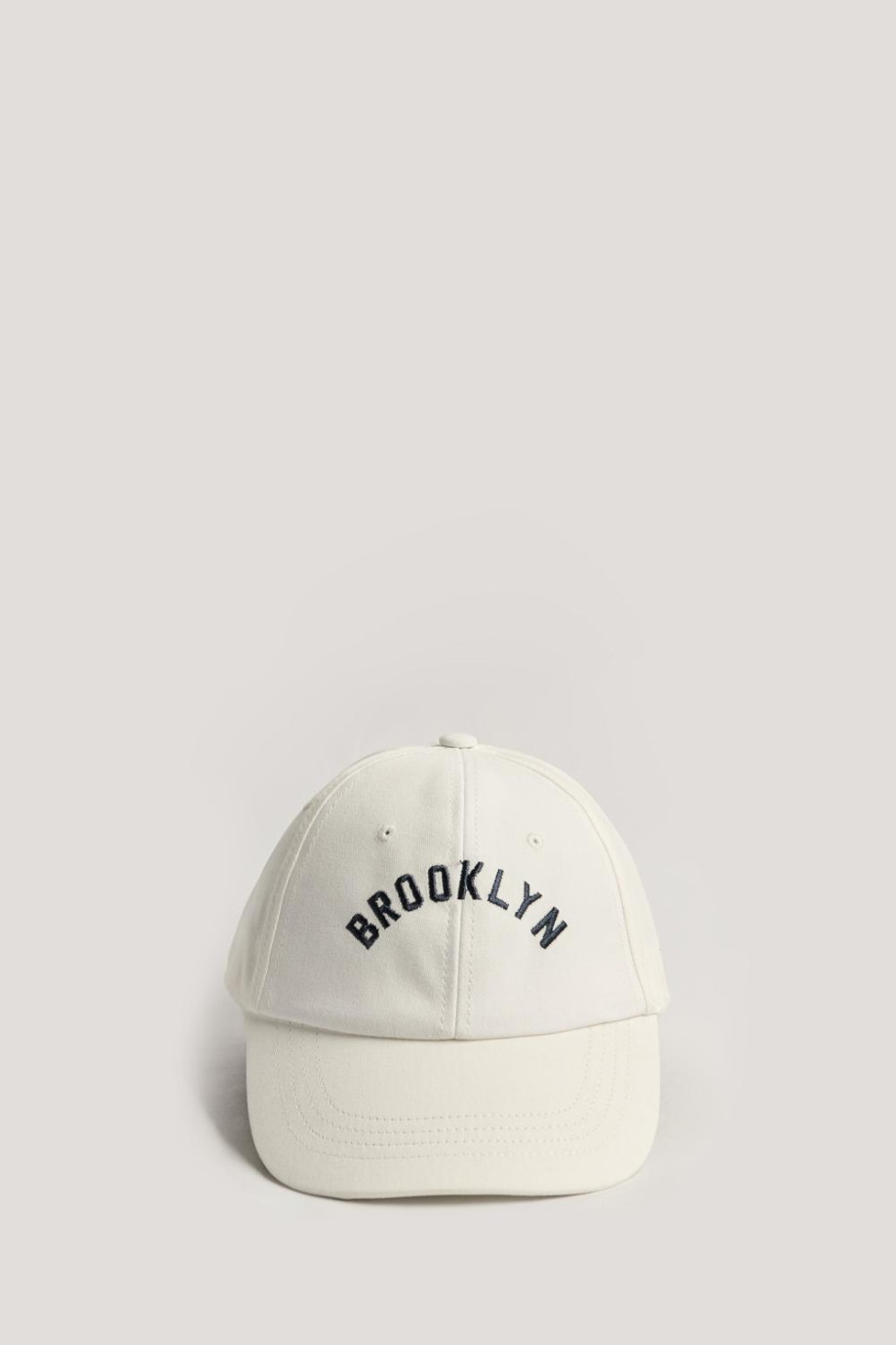 Cachucha beisbolera crema con bordado college de Brooklyn