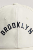 Cachucha beisbolera crema con bordado college de Brooklyn