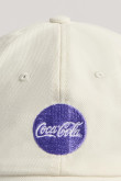 Cachucha beisbolera crema con bordado de Coca-Cola