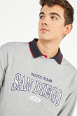 Buzo cuello redondo gris medio con estampado college de San Diego
