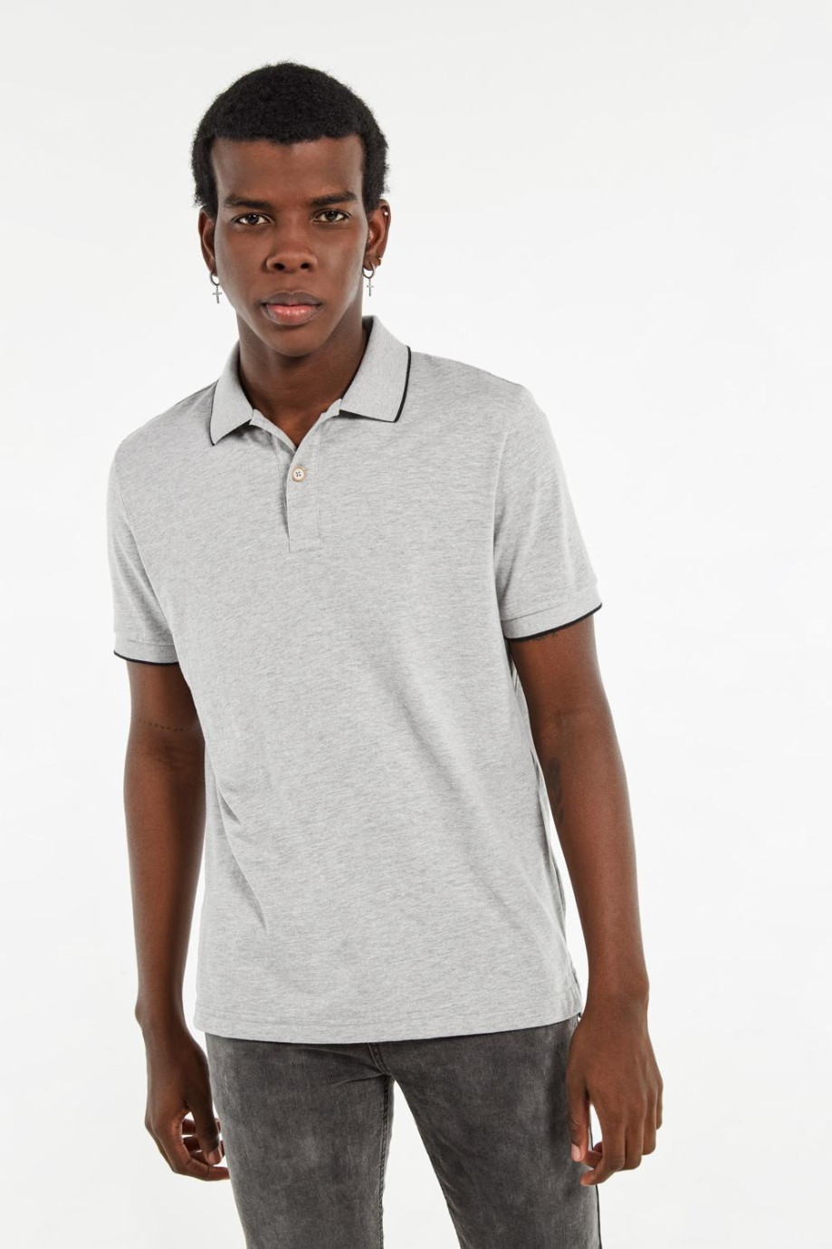 Camiseta polo gris clara con efecto jaspe y líneas negras localizadas