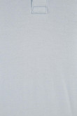 Camiseta unicolor tipo polo con detalles rectilíneos en contraste